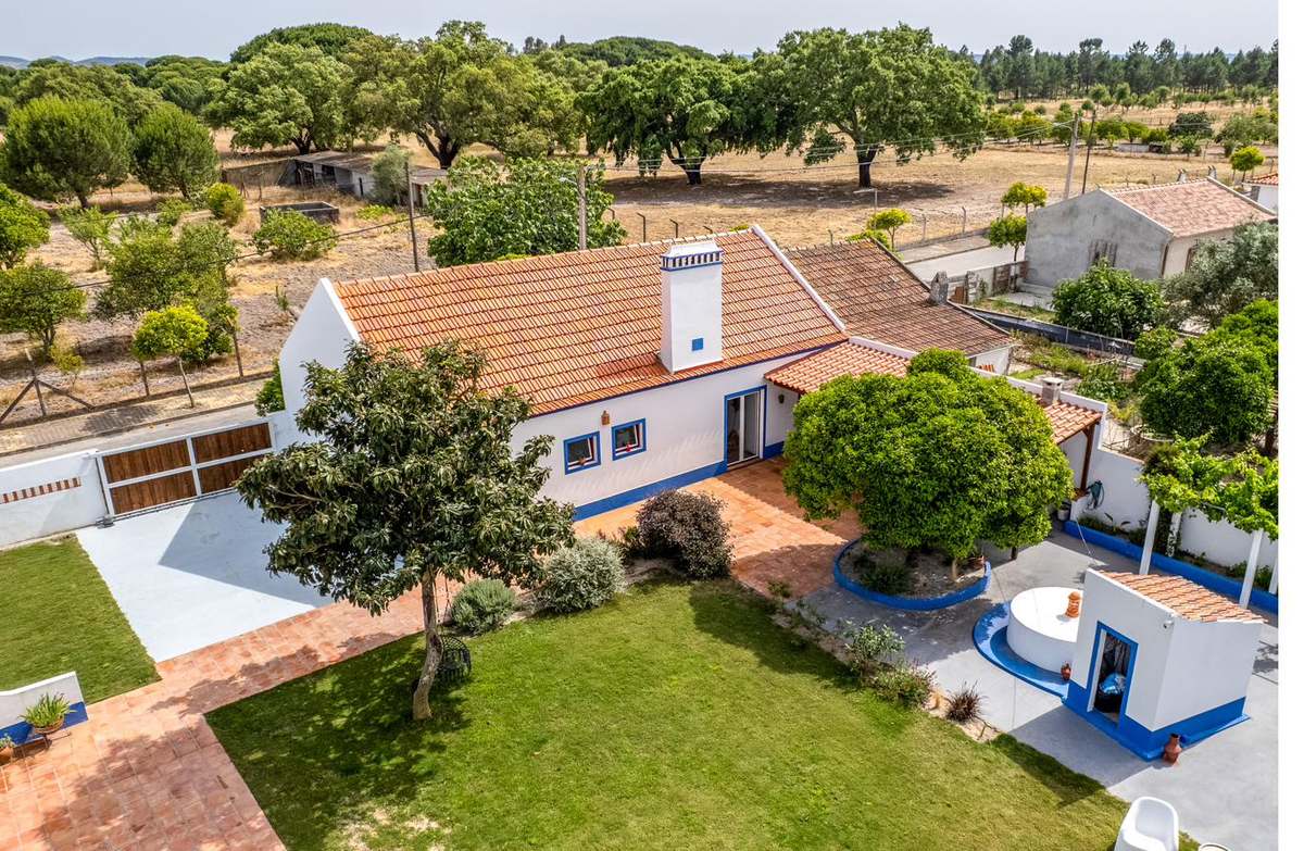Vista aérea da Villa Morena, casa alentejana tradicional