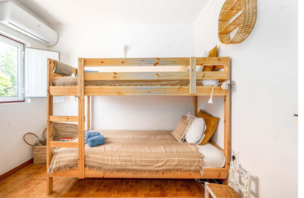 Quarto duplo com beliche na Villa Morena