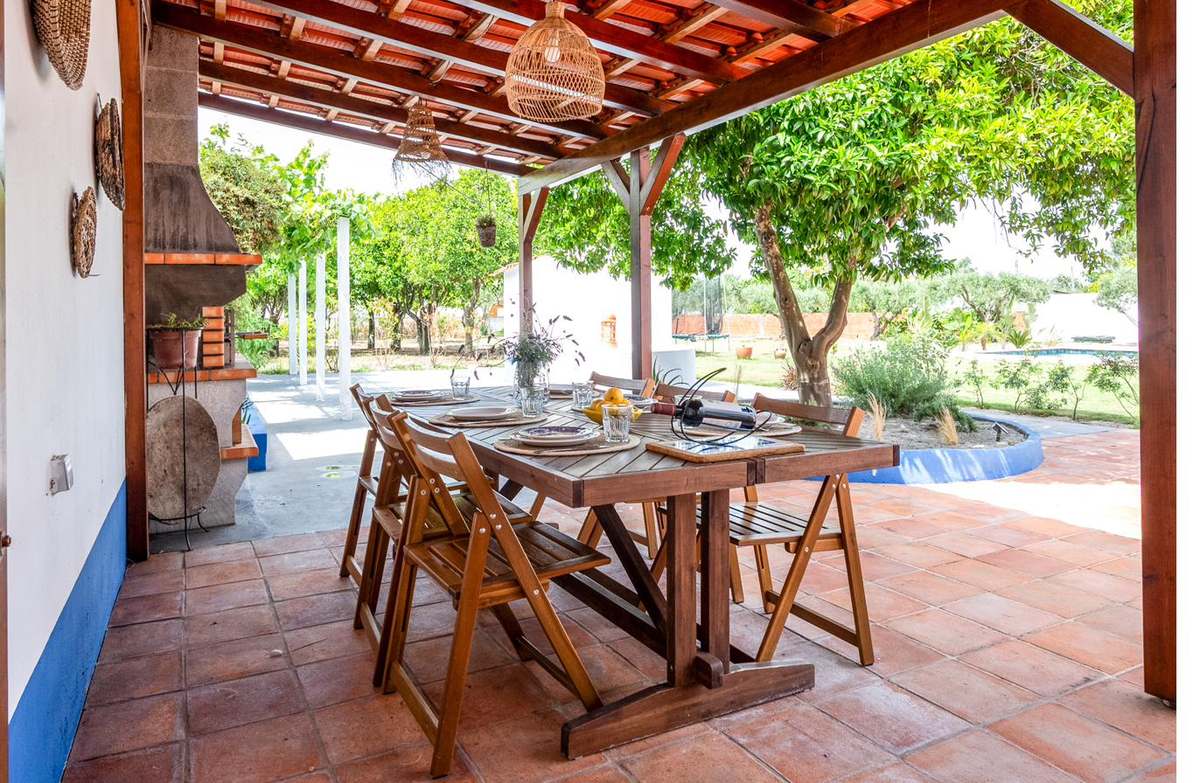 Alpendre com mesa de jantar exterior na Villa Morena